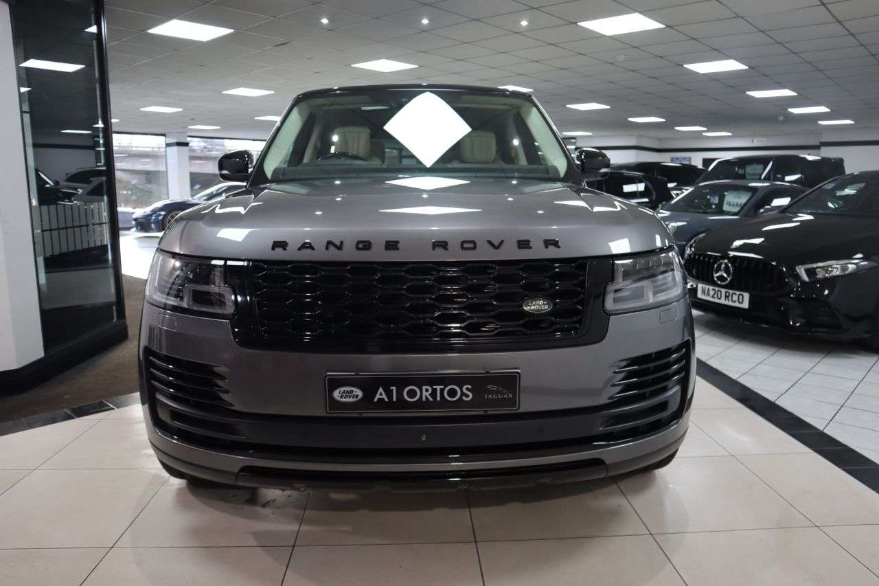 A 2018 LAND ROVER RANGE ROVER 4.4 SD V8 Autobiography SUV 5dr Diesel Auto 4WD Euro 6 (s/s) (339 ps) 11 ST A 2018 LAND ROVER RANGE ROVER 4.4 SD V8 Autobiography SUV 5dr Diesel Auto 4WD Euro 6 (s/s) (339 ps) 11 ST