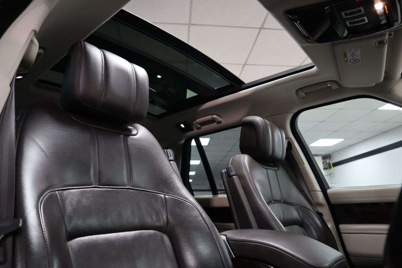 A 2018 LAND ROVER RANGE ROVER 4.4 SD V8 Vogue SE SUV 5dr Diesel Auto 4WD Euro 6 (s/s) (339 ps) IMPECCABLE A 2018 LAND ROVER RANGE ROVER 4.4 SD V8 Vogue SE SUV 5dr Diesel Auto 4WD Euro 6 (s/s) (339 ps) IMPECCABLE