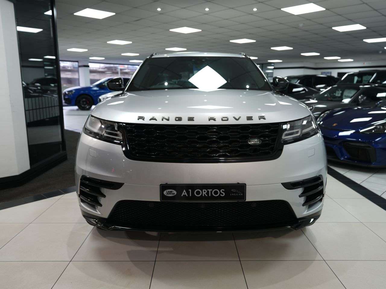 A 2019 LAND ROVER RANGE ROVER VELAR 2.0 D180 R-Dynamic SE SUV 5dr Diesel Auto 4WD Euro 6 (s/s) (180 ps) 1 FORME A 2019 LAND ROVER RANGE ROVER VELAR 2.0 D180 R-Dynamic SE SUV 5dr Diesel Auto 4WD Euro 6 (s/s) (180 ps) 1 FORME