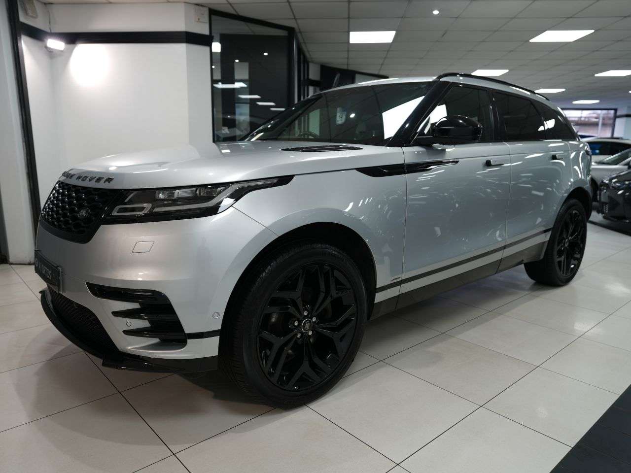 A 2019 LAND ROVER RANGE ROVER VELAR 2.0 D180 R-Dynamic SE SUV 5dr Diesel Auto 4WD Euro 6 (s/s) (180 ps) 1 FORME A 2019 LAND ROVER RANGE ROVER VELAR 2.0 D180 R-Dynamic SE SUV 5dr Diesel Auto 4WD Euro 6 (s/s) (180 ps) 1 FORME