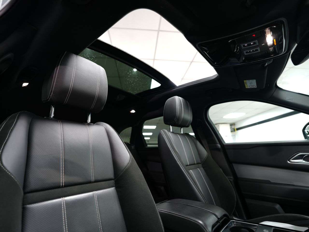 A 2019 LAND ROVER RANGE ROVER VELAR 2.0 D180 R-Dynamic SE SUV 5dr Diesel Auto 4WD Euro 6 (s/s) (180 ps) 1 FORME A 2019 LAND ROVER RANGE ROVER VELAR 2.0 D180 R-Dynamic SE SUV 5dr Diesel Auto 4WD Euro 6 (s/s) (180 ps) 1 FORME