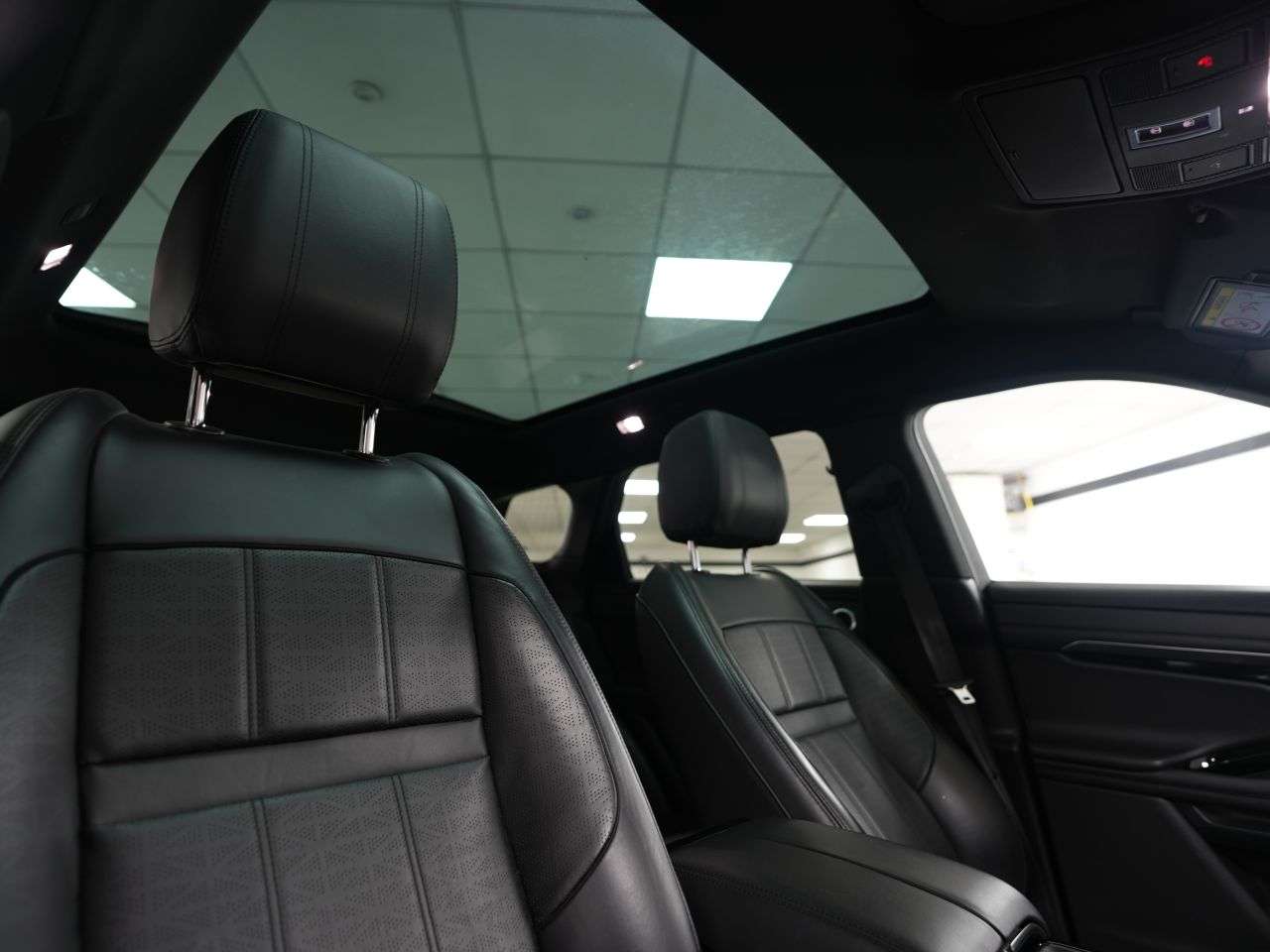 A 2019 LAND ROVER RANGE ROVER EVOQUE 2.0 D180 R-Dynamic HSE SUV 5dr Diesel Auto 4WD Euro 6 (s/s) (180 ps) LAND R A 2019 LAND ROVER RANGE ROVER EVOQUE 2.0 D180 R-Dynamic HSE SUV 5dr Diesel Auto 4WD Euro 6 (s/s) (180 ps) LAND R