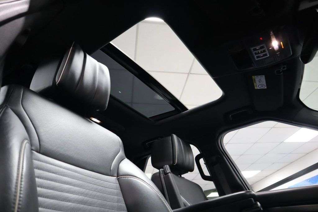 A 2020 LAND ROVER DISCOVERY 2.0 SD4 HSE Luxury SUV 5dr Diesel Auto 4WD Euro 6 (s/s) (240 ps) ONE FORMER A 2020 LAND ROVER DISCOVERY 2.0 SD4 HSE Luxury SUV 5dr Diesel Auto 4WD Euro 6 (s/s) (240 ps) ONE FORMER