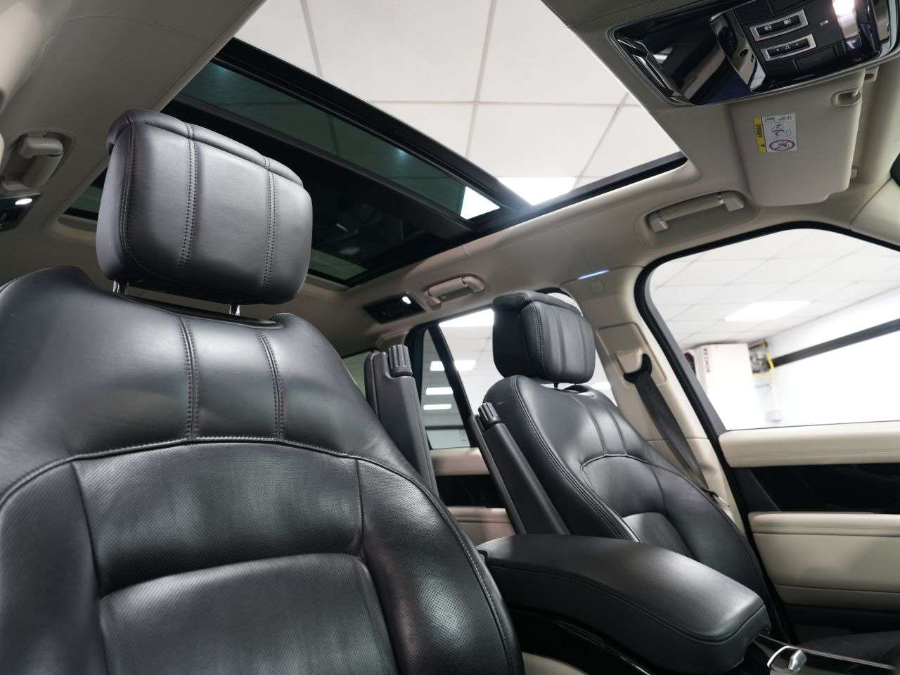 A 2019 LAND ROVER RANGE ROVER 3.0 SD V6 Autobiography SUV 5dr Diesel Auto 4WD Euro 6 (s/s) 1 OWNER LAND R A 2019 LAND ROVER RANGE ROVER 3.0 SD V6 Autobiography SUV 5dr Diesel Auto 4WD Euro 6 (s/s) 1 OWNER LAND R