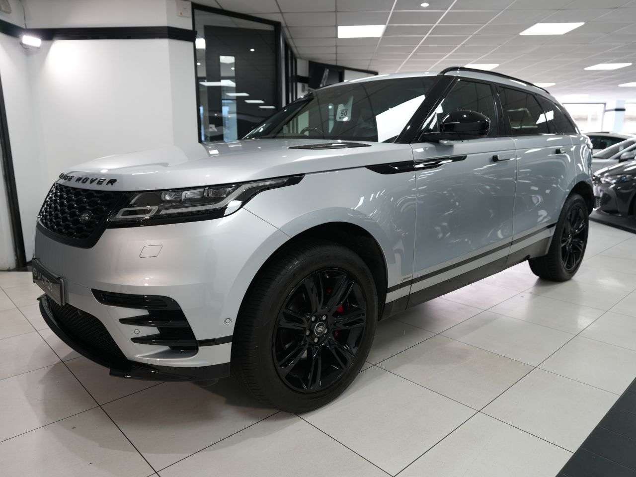 A 2020 LAND ROVER RANGE ROVER VELAR 2.0 D180 R-Dynamic SE SUV 5dr Diesel Auto 4WD Euro 6 (s/s) (180 ps) 1 FORME A 2020 LAND ROVER RANGE ROVER VELAR 2.0 D180 R-Dynamic SE SUV 5dr Diesel Auto 4WD Euro 6 (s/s) (180 ps) 1 FORME