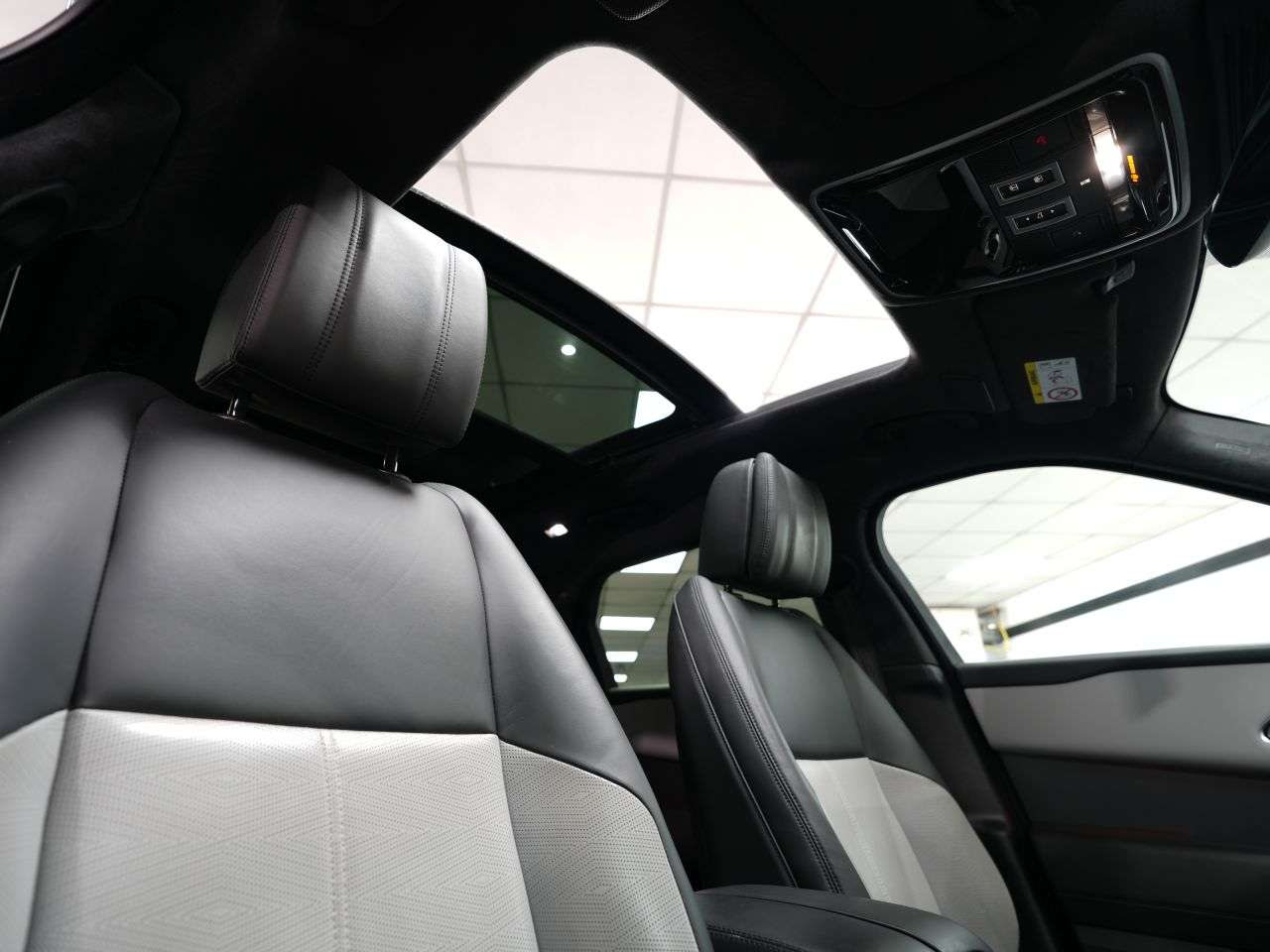A 2023 LAND ROVER RANGE ROVER VELAR 3.0 D300 MHEV Autobiography SUV 5dr Diesel Auto 4WD Euro 6 (s/s) (300 ps) 1 A 2023 LAND ROVER RANGE ROVER VELAR 3.0 D300 MHEV Autobiography SUV 5dr Diesel Auto 4WD Euro 6 (s/s) (300 ps) 1
