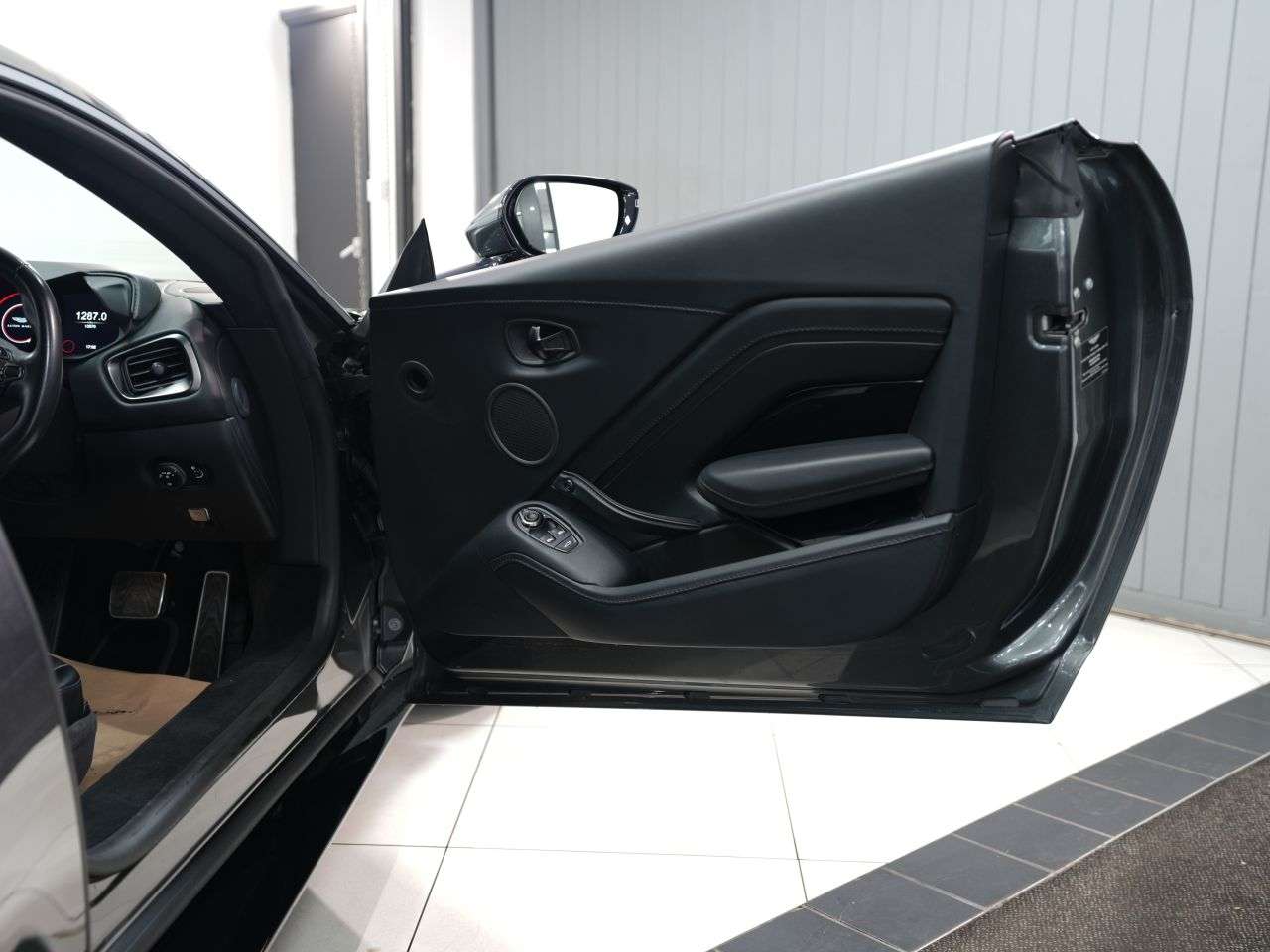 2019 ASTON MARTIN VANTAGE 2019 ASTON MARTIN VANTAGE