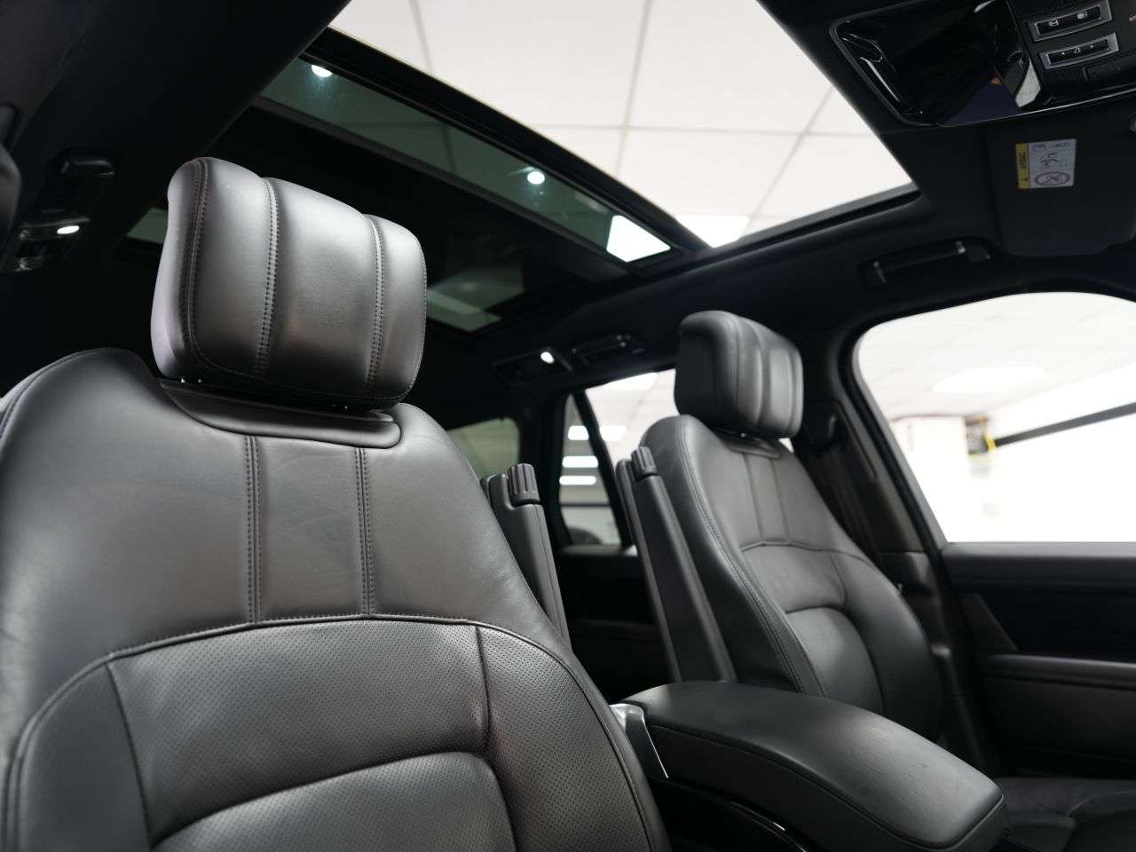 A 2019 LAND ROVER RANGE ROVER 3.0 SD V6 Vogue SUV 5dr Diesel Auto 4WD Euro 6 (s/s) (275 ps) 1 FORMER KEEP A 2019 LAND ROVER RANGE ROVER 3.0 SD V6 Vogue SUV 5dr Diesel Auto 4WD Euro 6 (s/s) (275 ps) 1 FORMER KEEP