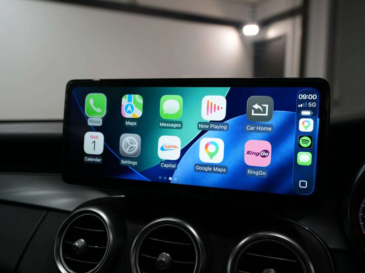 A 2016 MERCEDES C CLASS C 220 D AMG LINE PREMIUM PLUS A 2016 MERCEDES C CLASS C 220 D AMG LINE PREMIUM PLUS