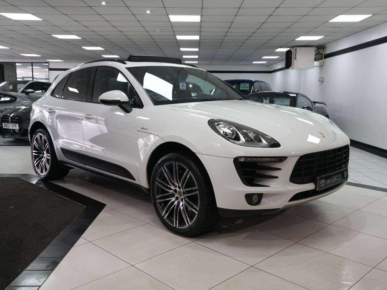 A 2014 PORSCHE MACAN 3.0 TD V6 S SUV 5dr Diesel PDK 4WD Euro 6 (s/s) (258 ps) STUNNING P/X EXAMP A 2014 PORSCHE MACAN 3.0 TD V6 S SUV 5dr Diesel PDK 4WD Euro 6 (s/s) (258 ps) STUNNING P/X EXAMP