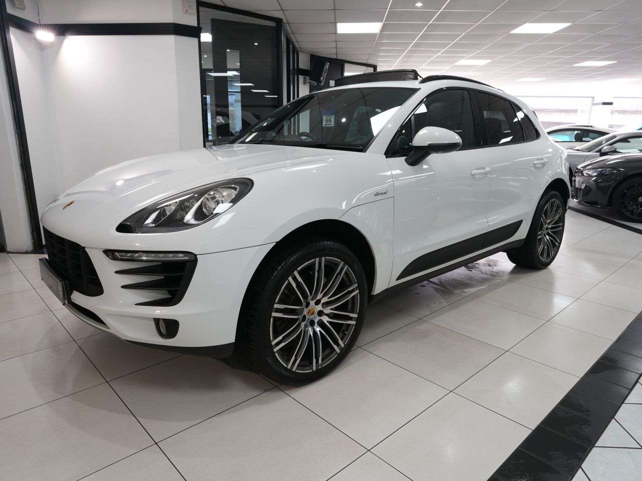 A 2014 PORSCHE MACAN 3.0 TD V6 S SUV 5dr Diesel PDK 4WD Euro 6 (s/s) (258 ps) STUNNING P/X EXAMP A 2014 PORSCHE MACAN 3.0 TD V6 S SUV 5dr Diesel PDK 4WD Euro 6 (s/s) (258 ps) STUNNING P/X EXAMP