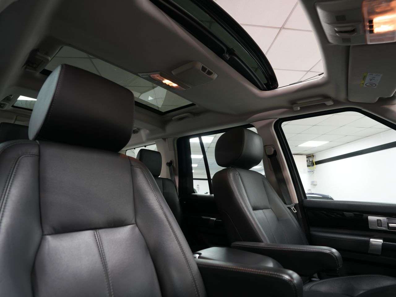 A 2015 LAND ROVER DISCOVERY 4 3.0 SD V6 HSE SUV 5dr Diesel Auto 4WD Euro 6 (s/s) (256 bhp) STUNNING LAND A 2015 LAND ROVER DISCOVERY 4 3.0 SD V6 HSE SUV 5dr Diesel Auto 4WD Euro 6 (s/s) (256 bhp) STUNNING LAND