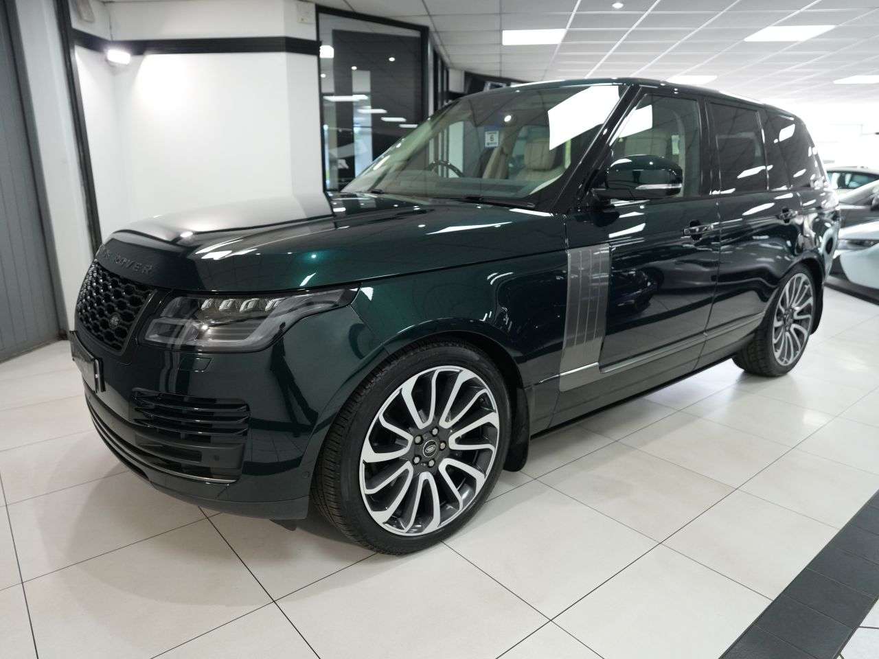 A 2021 LAND ROVER RANGE ROVER 3.0 D350 MHEV Vogue SE SUV 5dr Diesel Auto 4WD Euro 6 (s/s) (350 ps) GORGEO A 2021 LAND ROVER RANGE ROVER 3.0 D350 MHEV Vogue SE SUV 5dr Diesel Auto 4WD Euro 6 (s/s) (350 ps) GORGEO