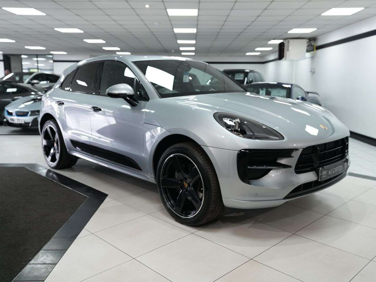 A 2019 PORSCHE MACAN 2.0T SUV 5dr Petrol PDK 4WD Euro 6 (s/s) (245 ps) £17K IN FACTORY FITTED EX A 2019 PORSCHE MACAN 2.0T SUV 5dr Petrol PDK 4WD Euro 6 (s/s) (245 ps) £17K IN FACTORY FITTED EX