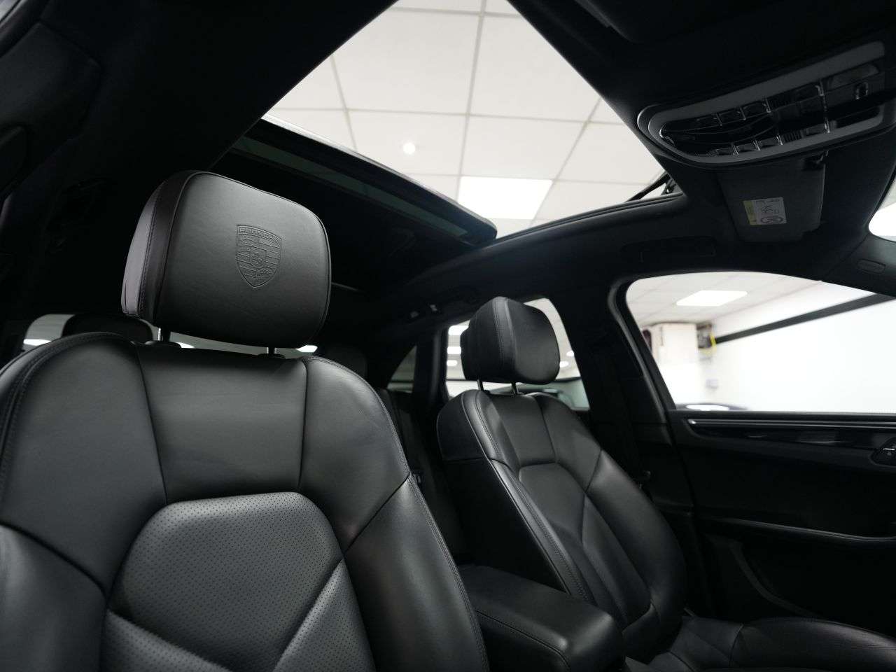 A 2019 PORSCHE MACAN 2.0T SUV 5dr Petrol PDK 4WD Euro 6 (s/s) (245 ps) £17K IN FACTORY FITTED EX A 2019 PORSCHE MACAN 2.0T SUV 5dr Petrol PDK 4WD Euro 6 (s/s) (245 ps) £17K IN FACTORY FITTED EX