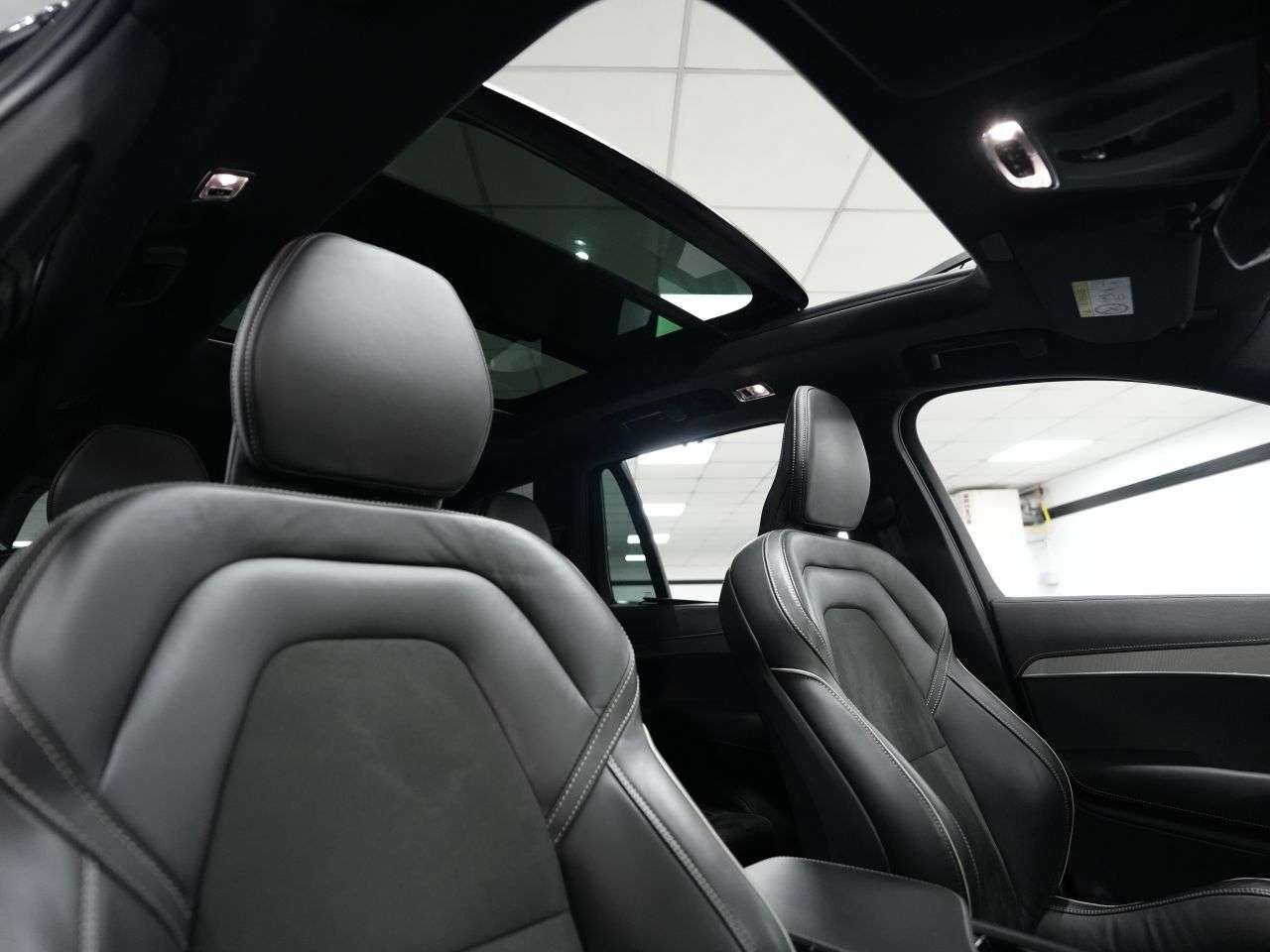 A 2022 VOLVO XC90 2.0 B5 MHEV R-Design SUV 5dr Diesel Hybrid Auto 4WD Euro 6 (s/s) (235 ps) 1 A 2022 VOLVO XC90 2.0 B5 MHEV R-Design SUV 5dr Diesel Hybrid Auto 4WD Euro 6 (s/s) (235 ps) 1