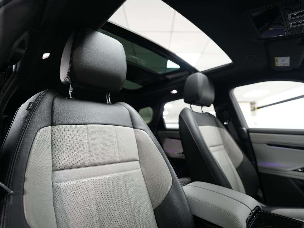 A 2022 LAND ROVER RANGE ROVER EVOQUE 2.0 D200 MHEV Edition SUV 5dr Diesel Auto 4WD Euro 6 (s/s) (204 ps) 1 OWNER A 2022 LAND ROVER RANGE ROVER EVOQUE 2.0 D200 MHEV Edition SUV 5dr Diesel Auto 4WD Euro 6 (s/s) (204 ps) 1 OWNER