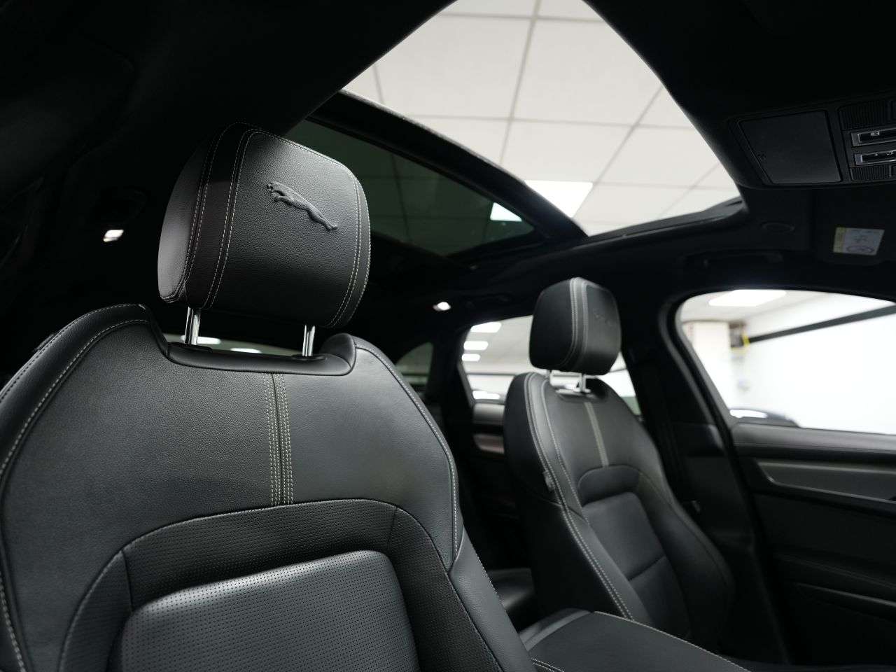 A 2021 JAGUAR F-PACE 2.0 D200 MHEV R-Dynamic SE SUV 5dr Diesel Auto AWD Euro 6 (s/s) (204 ps) JA A 2021 JAGUAR F-PACE 2.0 D200 MHEV R-Dynamic SE SUV 5dr Diesel Auto AWD Euro 6 (s/s) (204 ps) JA