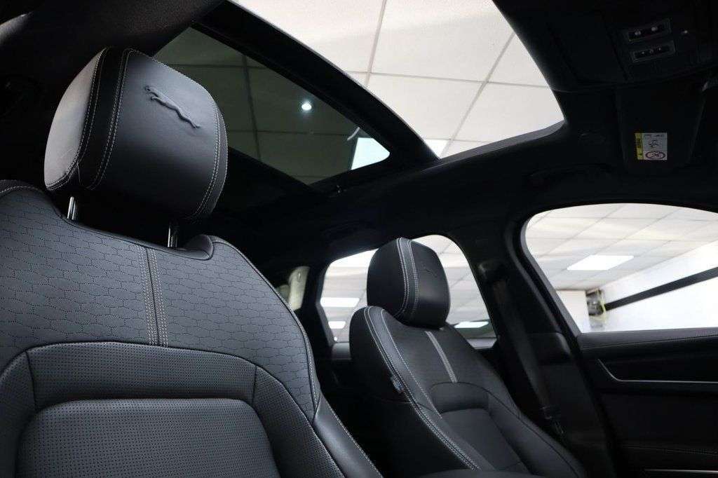 A 2022 JAGUAR F-PACE 2.0 D200 MHEV R-Dynamic Black SUV 5dr Diesel Auto AWD Euro 6 (s/s) (204 ps) A 2022 JAGUAR F-PACE 2.0 D200 MHEV R-Dynamic Black SUV 5dr Diesel Auto AWD Euro 6 (s/s) (204 ps)
