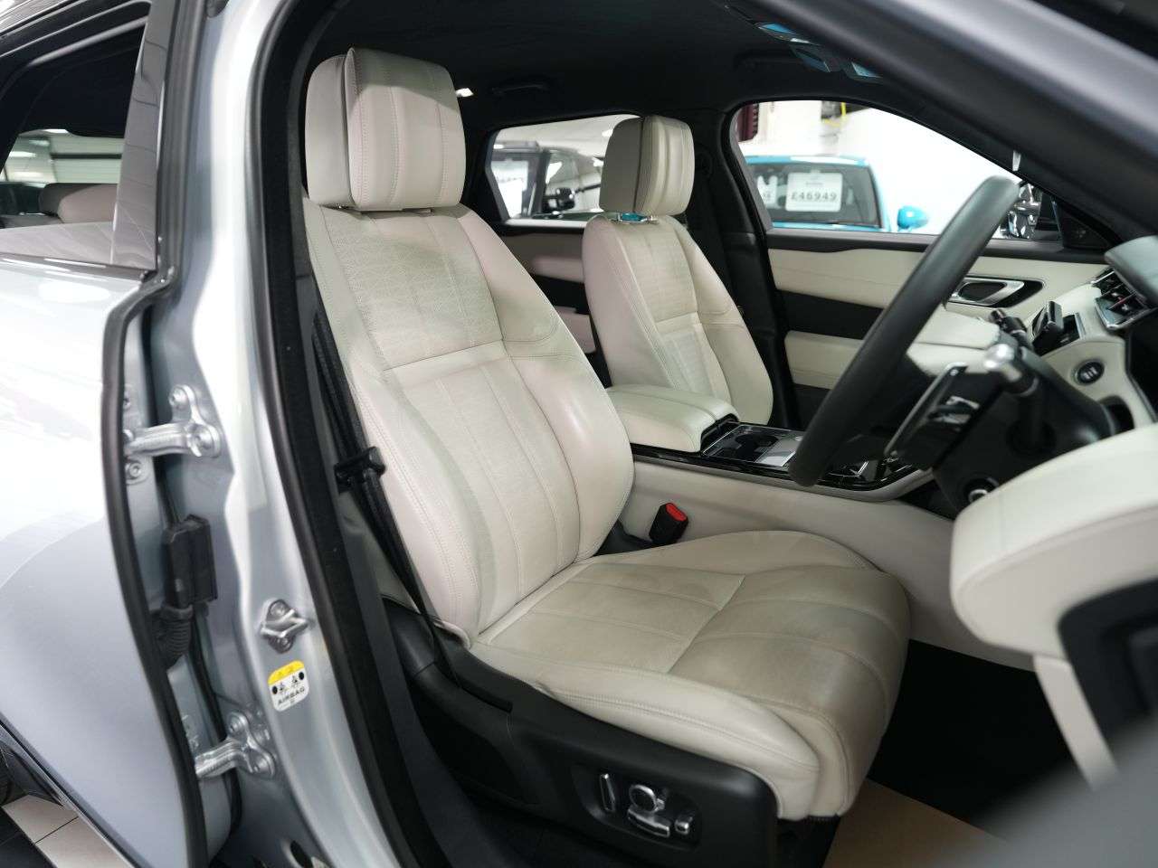 A 2022 LAND ROVER RANGE ROVER VELAR 3.0 D300 MHEV R-Dynamic HSE SUV 5dr Diesel Auto 4WD Euro 6 (s/s) (300 ps) 1 A 2022 LAND ROVER RANGE ROVER VELAR 3.0 D300 MHEV R-Dynamic HSE SUV 5dr Diesel Auto 4WD Euro 6 (s/s) (300 ps) 1
