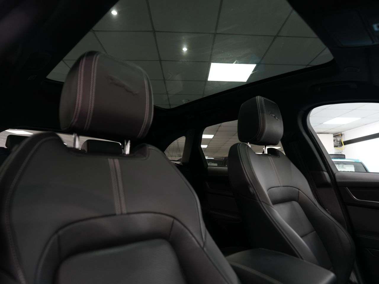 A 2022 JAGUAR F-PACE 2.0 D200 MHEV R-Dynamic Black SUV 5dr Diesel Auto AWD Euro 6 (s/s) (204 ps) A 2022 JAGUAR F-PACE 2.0 D200 MHEV R-Dynamic Black SUV 5dr Diesel Auto AWD Euro 6 (s/s) (204 ps)
