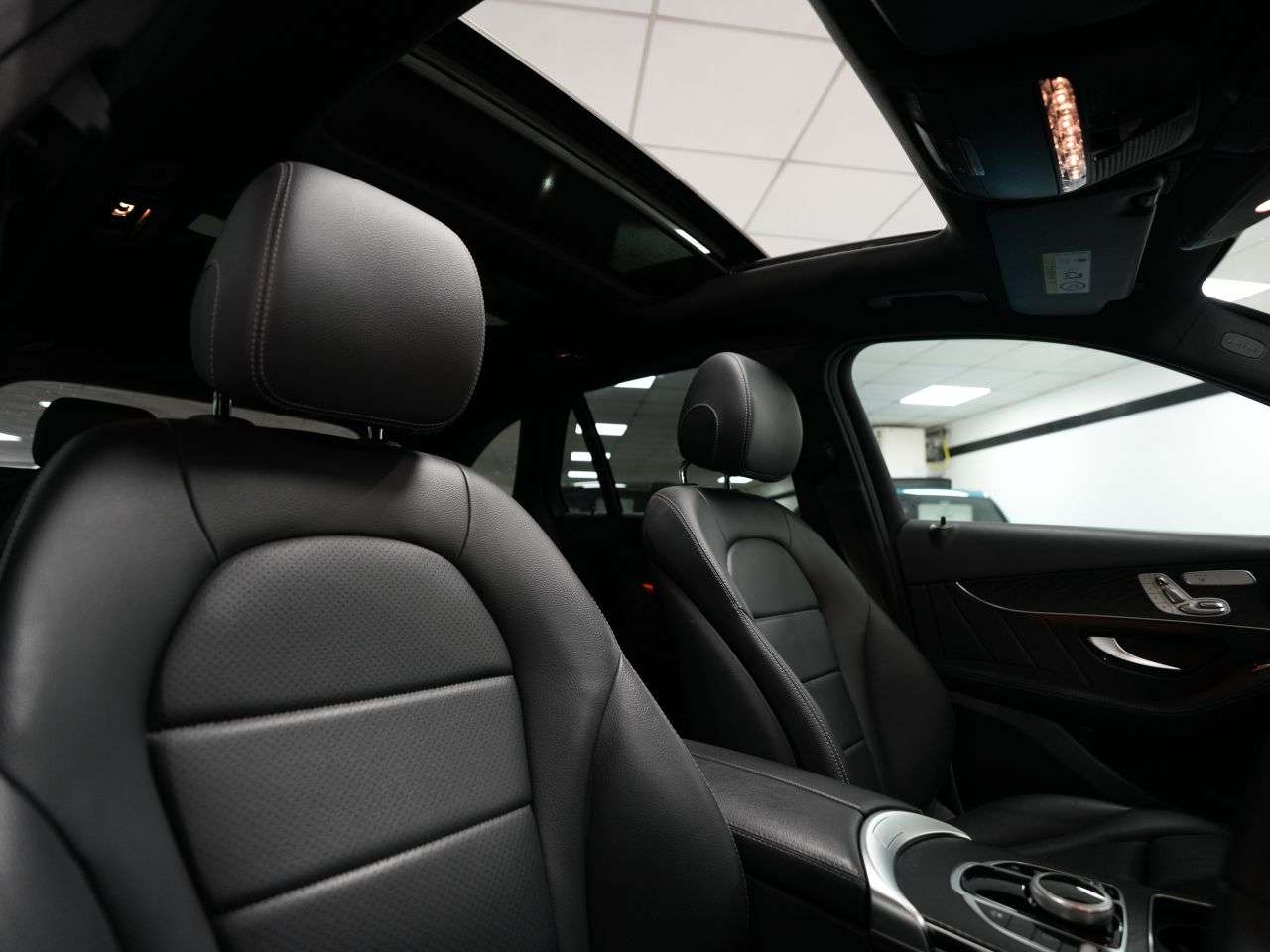 A 2018 MERCEDES-BENZ GLC 3.0 GLC350d V6 AMG Line (Premium) SUV 5dr Diesel G-Tronic 4MATIC Euro 6 (s/ A 2018 MERCEDES-BENZ GLC 3.0 GLC350d V6 AMG Line (Premium) SUV 5dr Diesel G-Tronic 4MATIC Euro 6 (s/