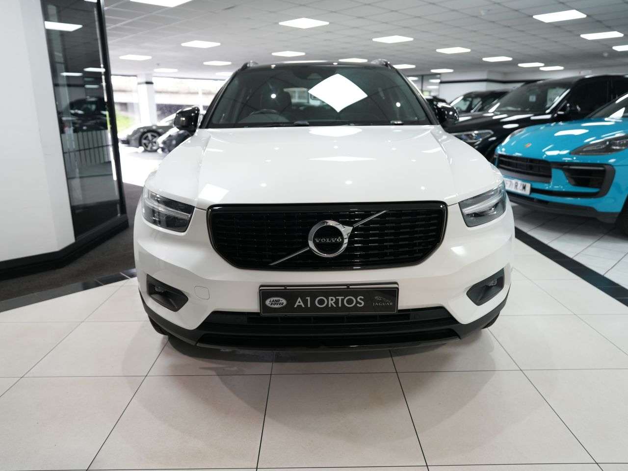 A 2020 VOLVO XC40 2.0 B4 MHEV R-Design SUV 5dr Petrol Hybrid Auto Euro 6 (s/s) (197 ps) STUNN A 2020 VOLVO XC40 2.0 B4 MHEV R-Design SUV 5dr Petrol Hybrid Auto Euro 6 (s/s) (197 ps) STUNN