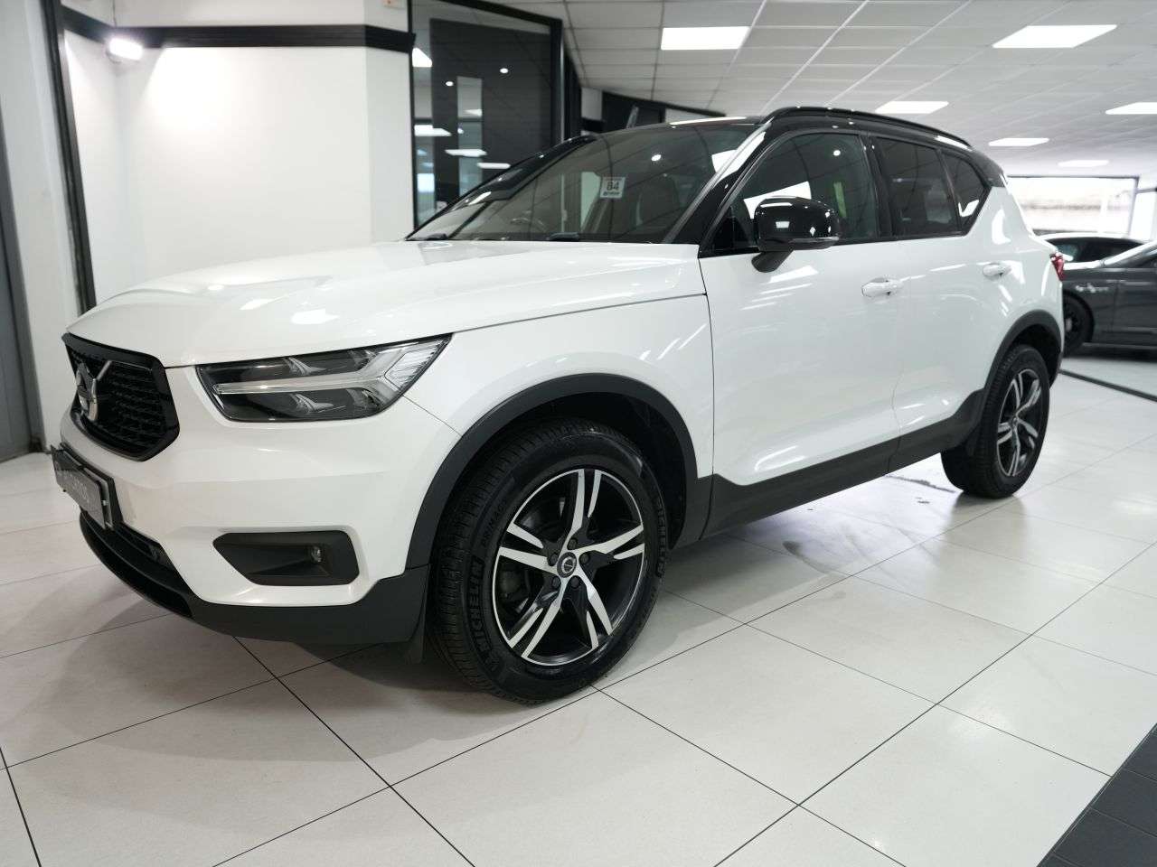 A 2020 VOLVO XC40 2.0 B4 MHEV R-Design SUV 5dr Petrol Hybrid Auto Euro 6 (s/s) (197 ps) STUNN A 2020 VOLVO XC40 2.0 B4 MHEV R-Design SUV 5dr Petrol Hybrid Auto Euro 6 (s/s) (197 ps) STUNN