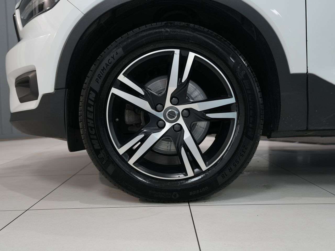 A 2020 VOLVO XC40 2.0 B4 MHEV R-Design SUV 5dr Petrol Hybrid Auto Euro 6 (s/s) (197 ps) STUNN A 2020 VOLVO XC40 2.0 B4 MHEV R-Design SUV 5dr Petrol Hybrid Auto Euro 6 (s/s) (197 ps) STUNN