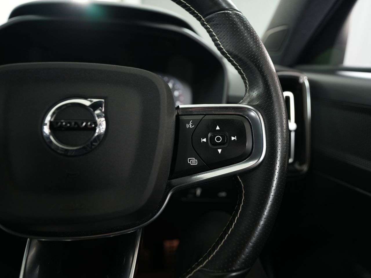 2020 VOLVO XC40 2020 VOLVO XC40