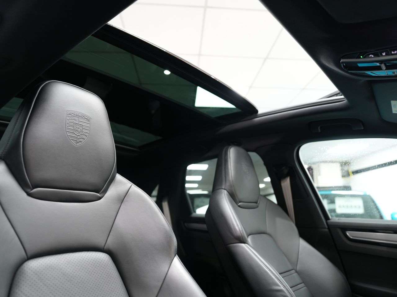 A 2023 PORSCHE CAYENNE 3.0T V6 Platinum Edition SUV 5dr Petrol TiptronicS 4WD Euro 6 (s/s) (340 ps A 2023 PORSCHE CAYENNE 3.0T V6 Platinum Edition SUV 5dr Petrol TiptronicS 4WD Euro 6 (s/s) (340 ps