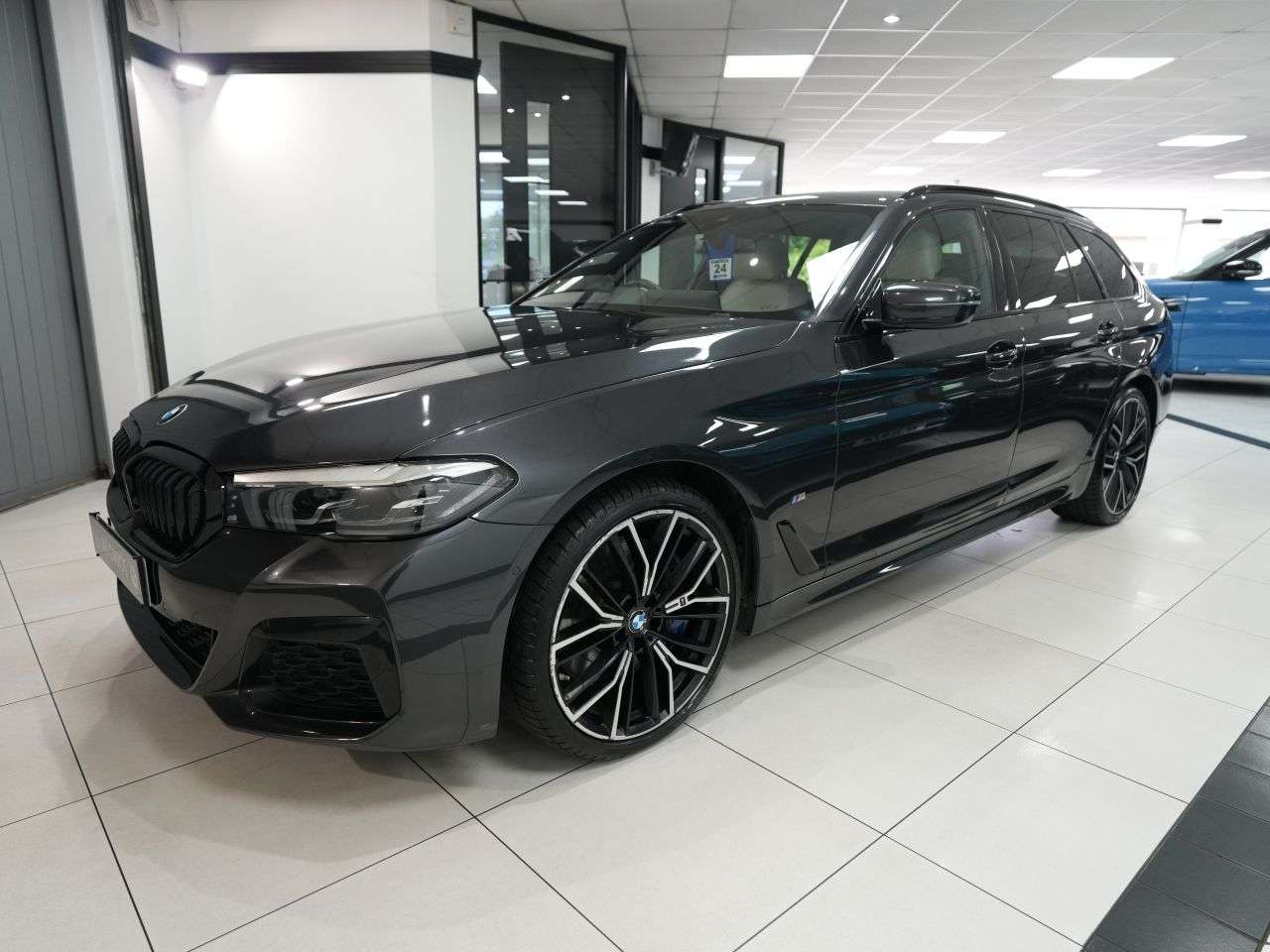 A 2020 BMW 5 SERIES 3.0 530d MHT M Sport Touring 5dr Diesel Hybrid Steptronic xDrive Euro 6 (s/ A 2020 BMW 5 SERIES 3.0 530d MHT M Sport Touring 5dr Diesel Hybrid Steptronic xDrive Euro 6 (s/