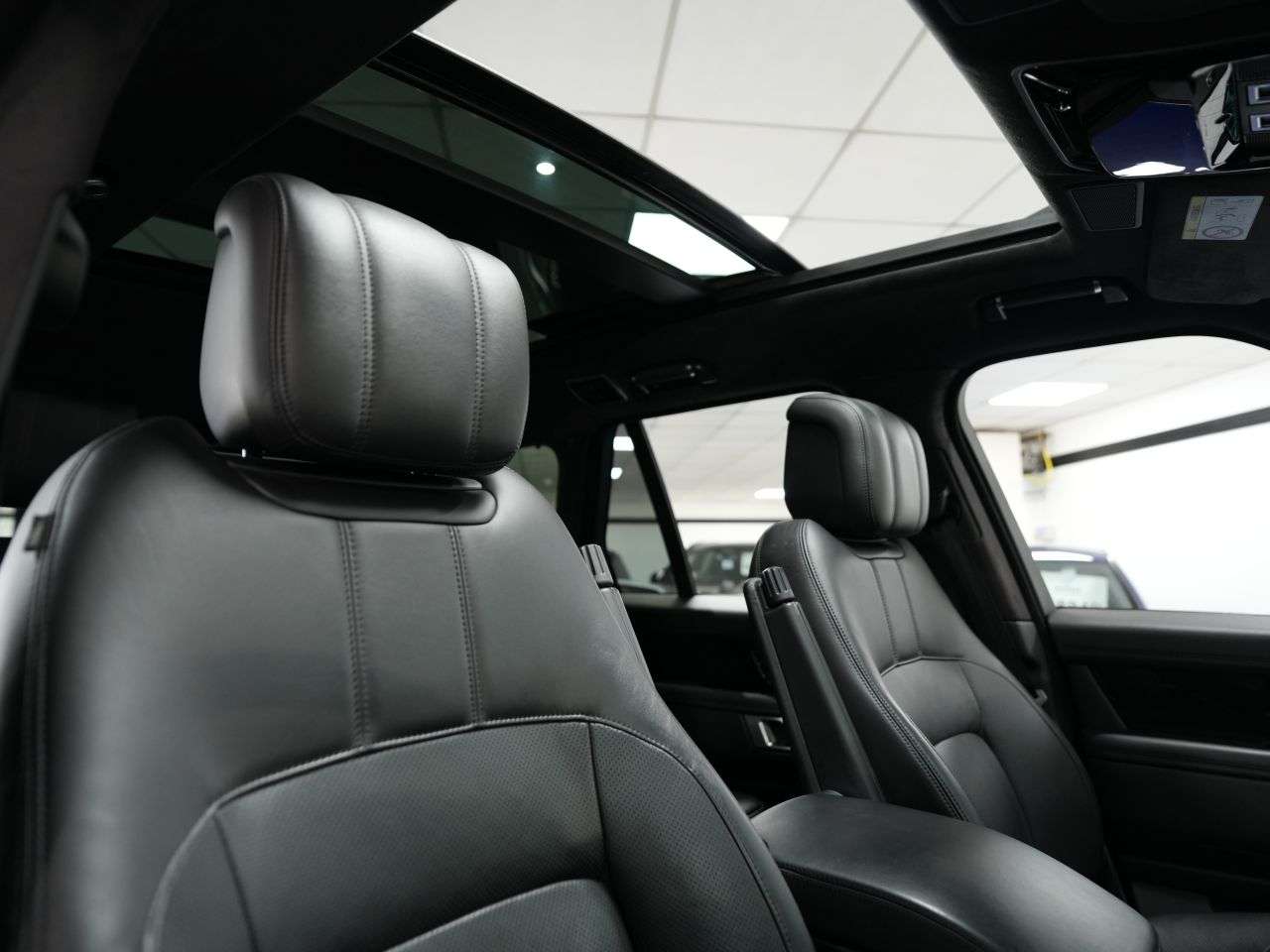 A 2021 LAND ROVER RANGE ROVER 3.0 D300 MHEV Westminster Black SUV 5dr Diesel Auto 4WD Euro 6 (s/s) (300 p A 2021 LAND ROVER RANGE ROVER 3.0 D300 MHEV Westminster Black SUV 5dr Diesel Auto 4WD Euro 6 (s/s) (300 p