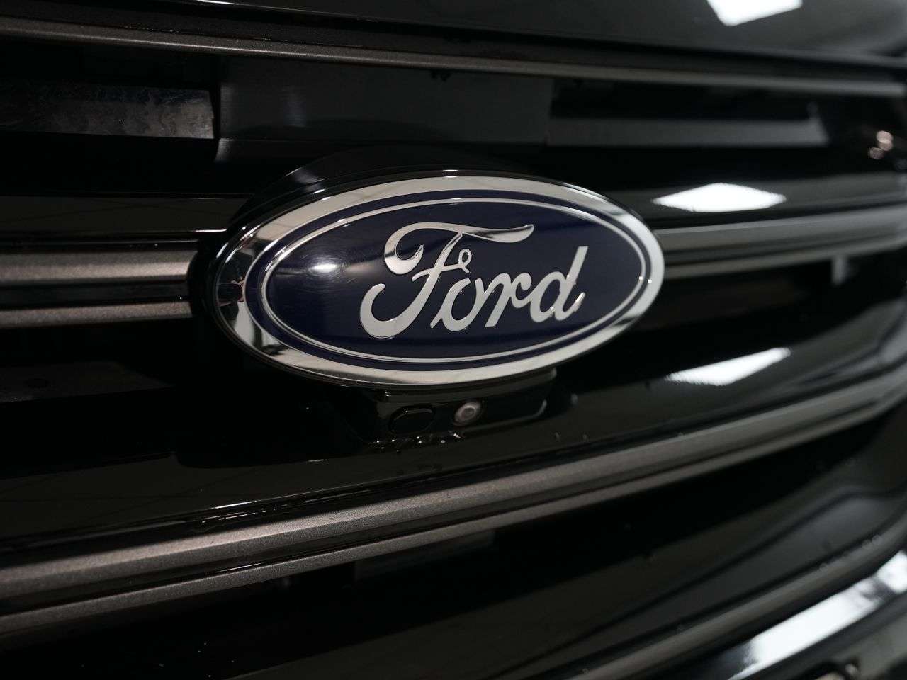 A 2017 FORD EDGE 2.0 TDCi Sport SUV 5dr Diesel Powershift AWD Euro 6 (s/s) (210 ps) 1 FORMER A 2017 FORD EDGE 2.0 TDCi Sport SUV 5dr Diesel Powershift AWD Euro 6 (s/s) (210 ps) 1 FORMER