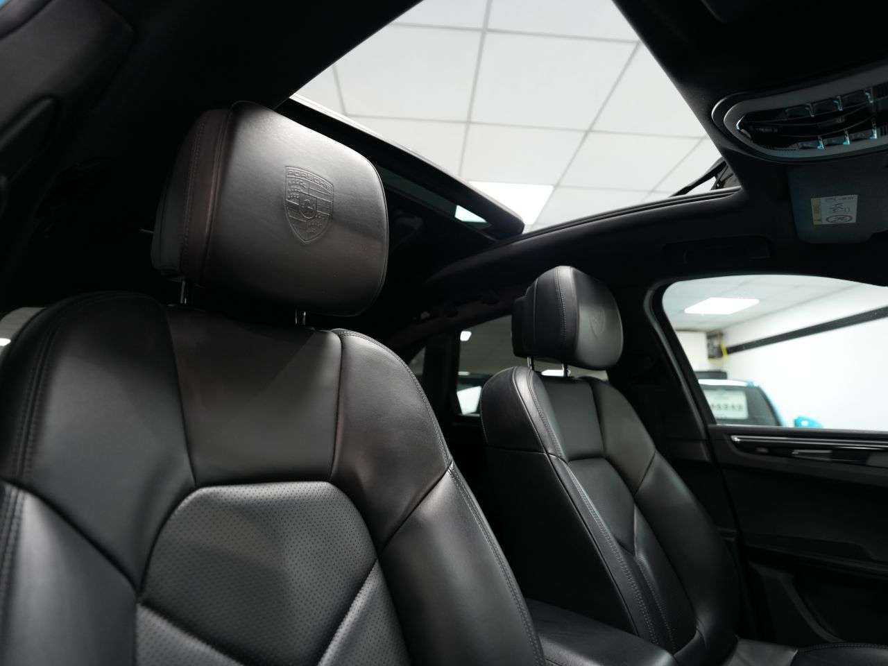 A 2019 PORSCHE MACAN 2.0T SUV 5dr Petrol PDK 4WD Euro 6 (s/s) (245 ps) 16K SPEC! BEAUTIFUL CONDI A 2019 PORSCHE MACAN 2.0T SUV 5dr Petrol PDK 4WD Euro 6 (s/s) (245 ps) 16K SPEC! BEAUTIFUL CONDI