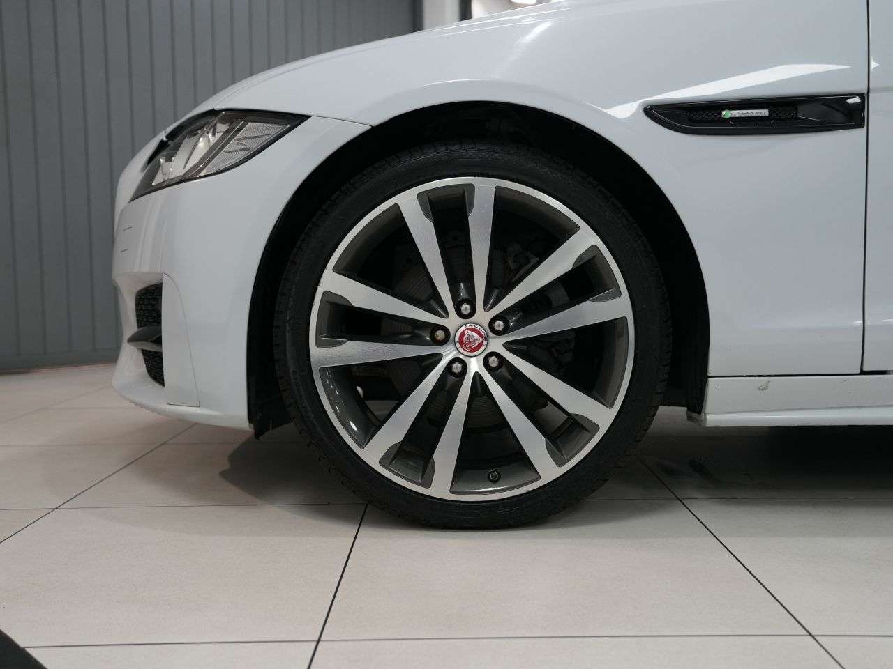A 2019 JAGUAR XF 2.0d R-Sport Sportbrake 5dr Diesel Auto Euro 6 (s/s) (180 ps) GORGEOUS SPOR A 2019 JAGUAR XF 2.0d R-Sport Sportbrake 5dr Diesel Auto Euro 6 (s/s) (180 ps) GORGEOUS SPOR