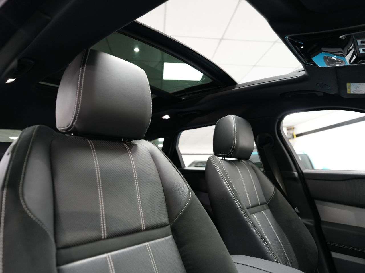 A 2022 LAND ROVER RANGE ROVER VELAR 2.0 D200 MHEV R-Dynamic SE SUV 5dr Diesel Auto 4WD Euro 6 (s/s) (204 ps) FA A 2022 LAND ROVER RANGE ROVER VELAR 2.0 D200 MHEV R-Dynamic SE SUV 5dr Diesel Auto 4WD Euro 6 (s/s) (204 ps) FA