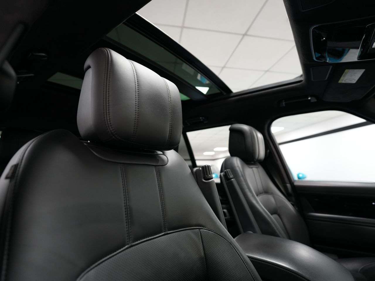 A 2021 LAND ROVER RANGE ROVER 3.0 D300 MHEV Westminster Black SUV 5dr Diesel Auto 4WD Euro 6 (s/s) (300 p A 2021 LAND ROVER RANGE ROVER 3.0 D300 MHEV Westminster Black SUV 5dr Diesel Auto 4WD Euro 6 (s/s) (300 p