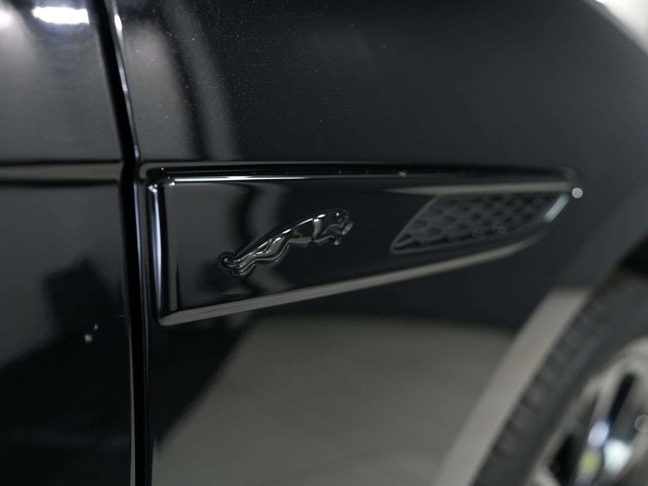 A 2023 JAGUAR F-PACE 2.0 D200 MHEV R-Dynamic Black SUV 5dr Diesel Auto AWD Euro 6 (s/s) (204 ps) A 2023 JAGUAR F-PACE 2.0 D200 MHEV R-Dynamic Black SUV 5dr Diesel Auto AWD Euro 6 (s/s) (204 ps)