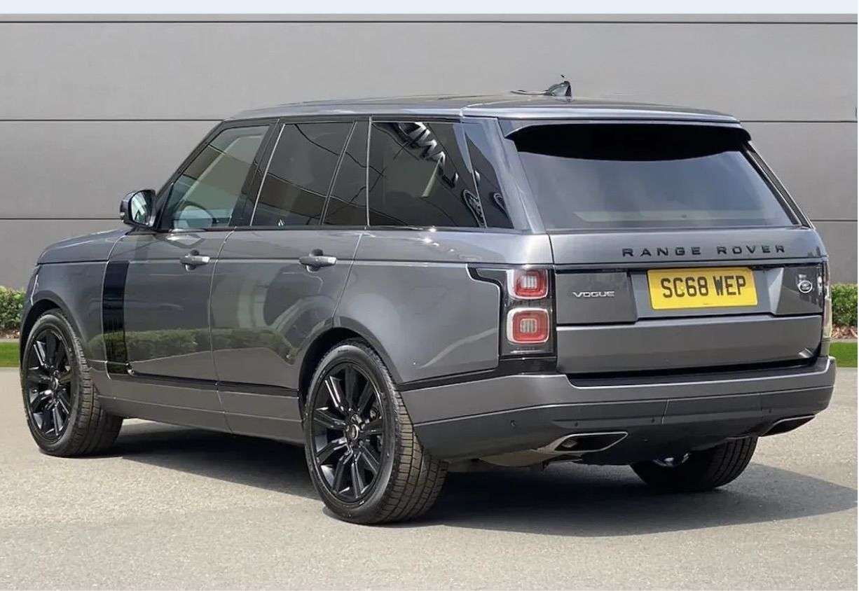 A 2018 LAND ROVER RANGE ROVER 3.0 SD V6 Vogue SUV 5dr Diesel Auto 4WD Euro 6 (s/s) (275 ps) 1 FORMER KEEP A 2018 LAND ROVER RANGE ROVER 3.0 SD V6 Vogue SUV 5dr Diesel Auto 4WD Euro 6 (s/s) (275 ps) 1 FORMER KEEP