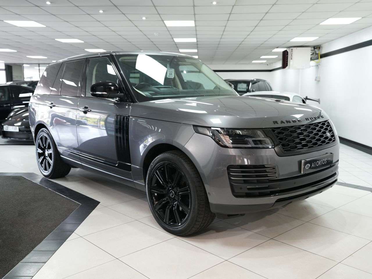 A 2018 LAND ROVER RANGE ROVER 3.0 SD V6 Vogue SUV 5dr Diesel Auto 4WD Euro 6 (s/s) (275 ps) 1 FORMER KEEP A 2018 LAND ROVER RANGE ROVER 3.0 SD V6 Vogue SUV 5dr Diesel Auto 4WD Euro 6 (s/s) (275 ps) 1 FORMER KEEP