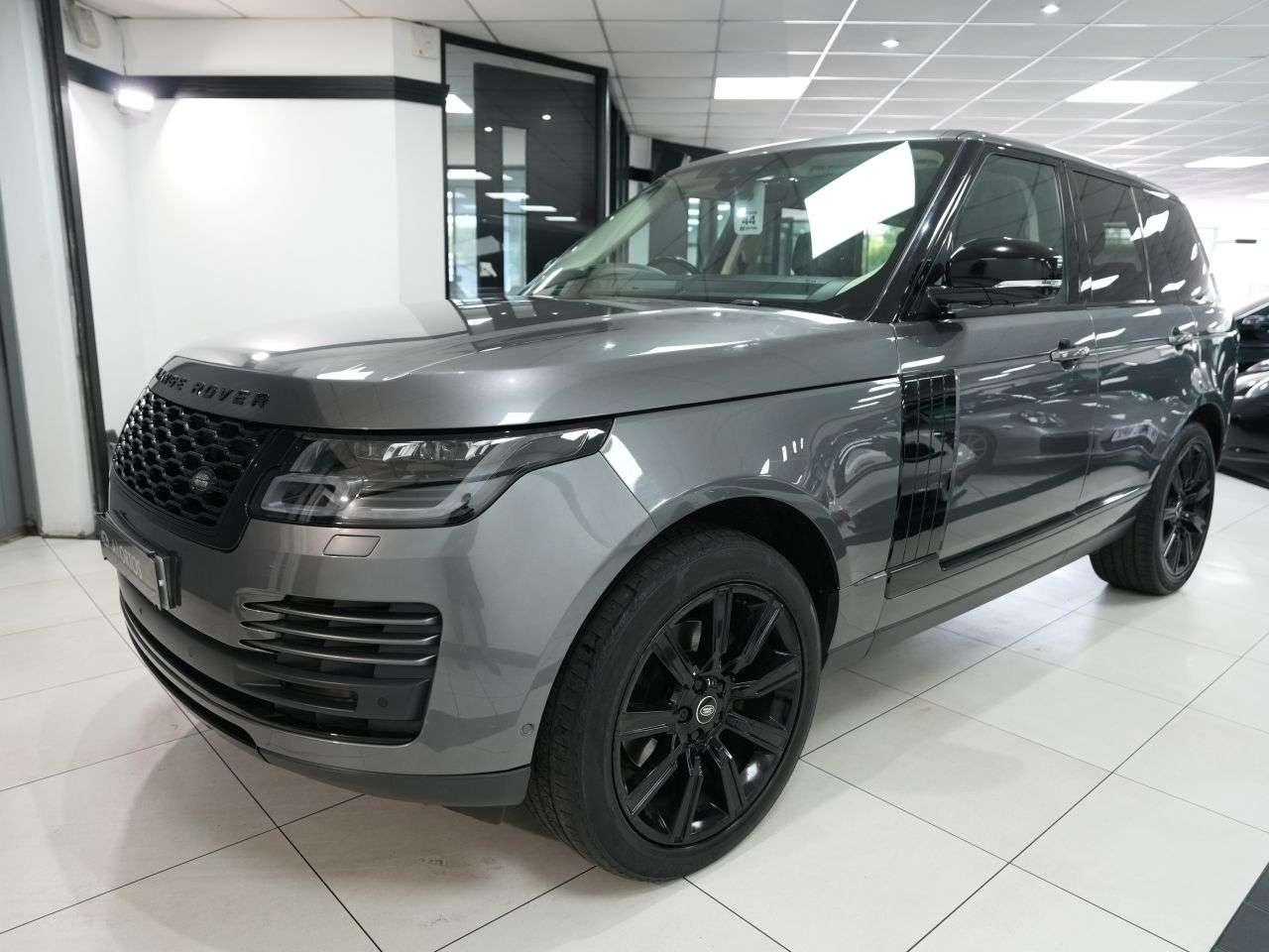 A 2018 LAND ROVER RANGE ROVER 3.0 SD V6 Vogue SUV 5dr Diesel Auto 4WD Euro 6 (s/s) (275 ps) 1 FORMER KEEP A 2018 LAND ROVER RANGE ROVER 3.0 SD V6 Vogue SUV 5dr Diesel Auto 4WD Euro 6 (s/s) (275 ps) 1 FORMER KEEP