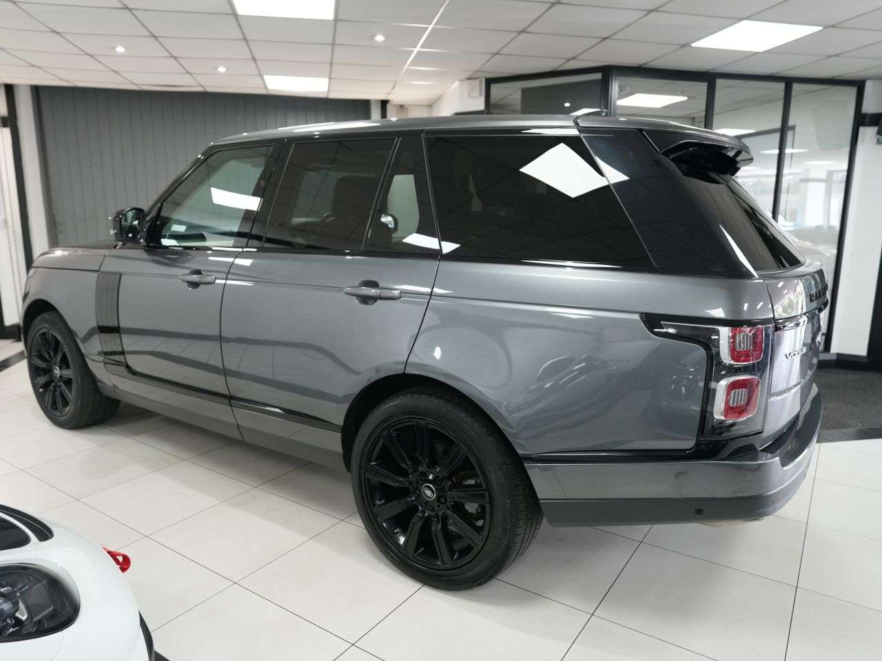 A 2018 LAND ROVER RANGE ROVER 3.0 SD V6 Vogue SUV 5dr Diesel Auto 4WD Euro 6 (s/s) (275 ps) 1 FORMER KEEP A 2018 LAND ROVER RANGE ROVER 3.0 SD V6 Vogue SUV 5dr Diesel Auto 4WD Euro 6 (s/s) (275 ps) 1 FORMER KEEP