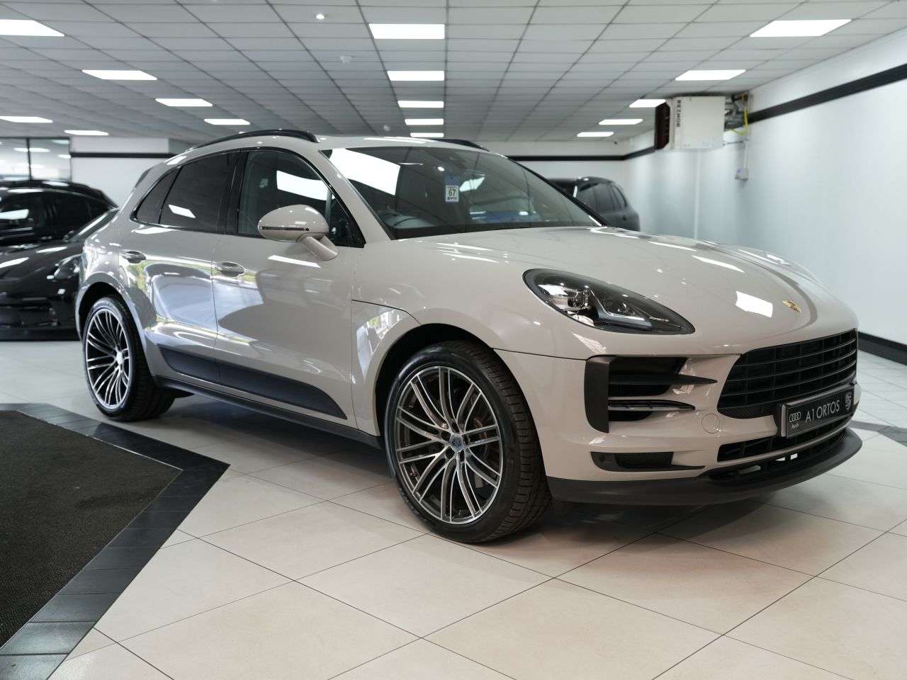 A 2019 PORSCHE MACAN 3.0T V6 S SUV 5dr Petrol PDK 4WD Euro 6 (s/s) (354 ps) HIGHLY DESIRABLE + £ A 2019 PORSCHE MACAN 3.0T V6 S SUV 5dr Petrol PDK 4WD Euro 6 (s/s) (354 ps) HIGHLY DESIRABLE + £