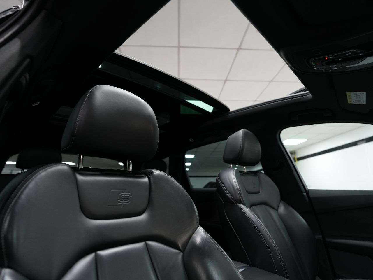 A 2020 AUDI Q7 3.0 TDI V6 50 S line SUV 5dr Diesel Tiptronic quattro Euro 6 (s/s) (286 ps) A 2020 AUDI Q7 3.0 TDI V6 50 S line SUV 5dr Diesel Tiptronic quattro Euro 6 (s/s) (286 ps)