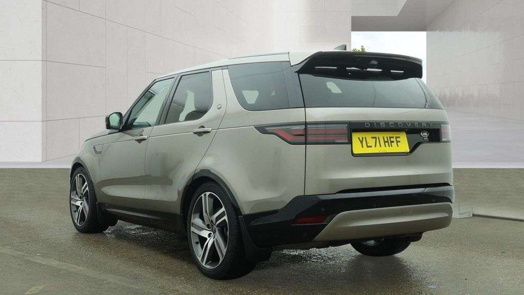 A 2021 LAND ROVER DISCOVERY 3.0 D300 MHEV R-Dynamic HSE SUV 5dr Diesel Auto 4WD Euro 6 (s/s) (300 ps) F A 2021 LAND ROVER DISCOVERY 3.0 D300 MHEV R-Dynamic HSE SUV 5dr Diesel Auto 4WD Euro 6 (s/s) (300 ps) F