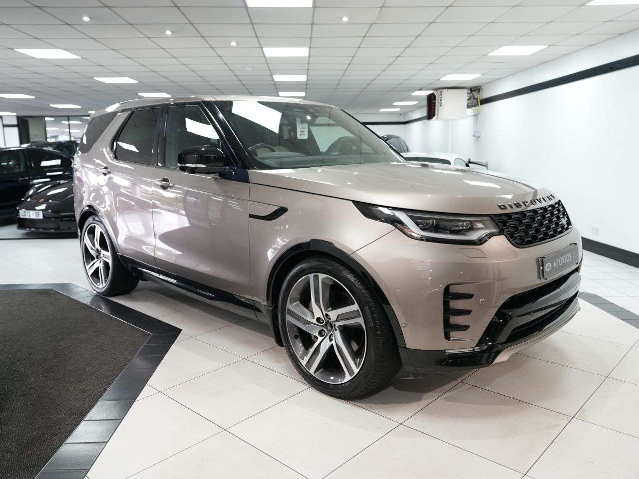 A 2021 LAND ROVER DISCOVERY 3.0 D300 MHEV R-Dynamic HSE SUV 5dr Diesel Auto 4WD Euro 6 (s/s) (300 ps) F A 2021 LAND ROVER DISCOVERY 3.0 D300 MHEV R-Dynamic HSE SUV 5dr Diesel Auto 4WD Euro 6 (s/s) (300 ps) F