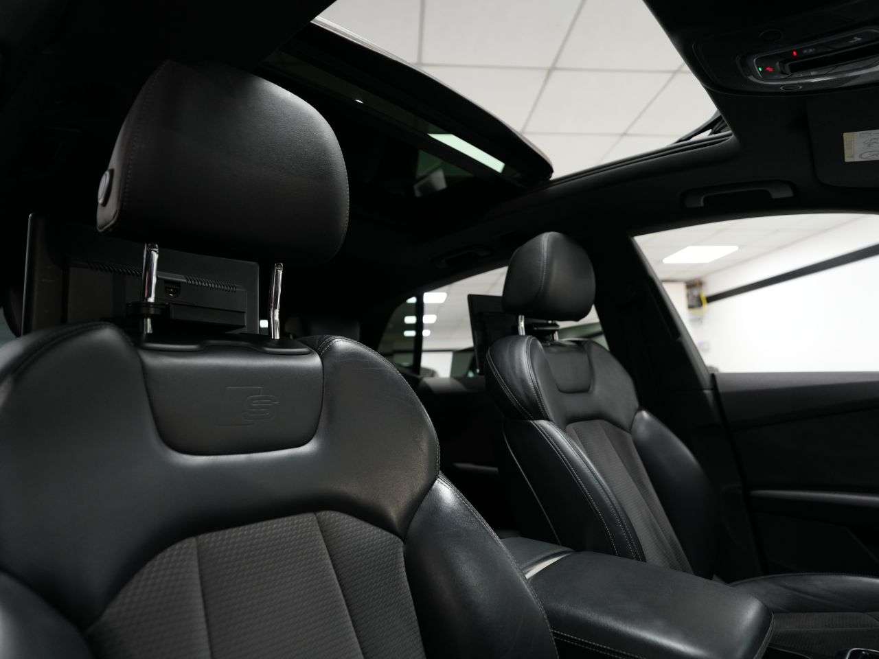 A 2019 AUDI Q8 3.0 TDI V6 50 S line SUV 5dr Diesel Tiptronic quattro Euro 6 (s/s) (286 ps) A 2019 AUDI Q8 3.0 TDI V6 50 S line SUV 5dr Diesel Tiptronic quattro Euro 6 (s/s) (286 ps)