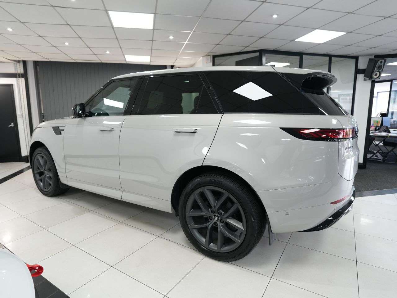 A 2023 LAND ROVER RANGE ROVER SPORT 3.0 D300 MHEV Dynamic SE SUV 5dr Diesel Auto 4WD Euro 6 (s/s) (300 ps) 1 FO A 2023 LAND ROVER RANGE ROVER SPORT 3.0 D300 MHEV Dynamic SE SUV 5dr Diesel Auto 4WD Euro 6 (s/s) (300 ps) 1 FO