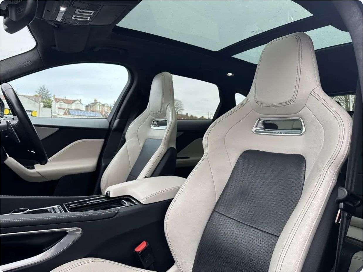 A 2019 JAGUAR F-PACE 3.0 D300 V6 S SUV 5dr Diesel Auto AWD Euro 6 (s/s) (300 ps) BE QUICK YOU WO A 2019 JAGUAR F-PACE 3.0 D300 V6 S SUV 5dr Diesel Auto AWD Euro 6 (s/s) (300 ps) BE QUICK YOU WO
